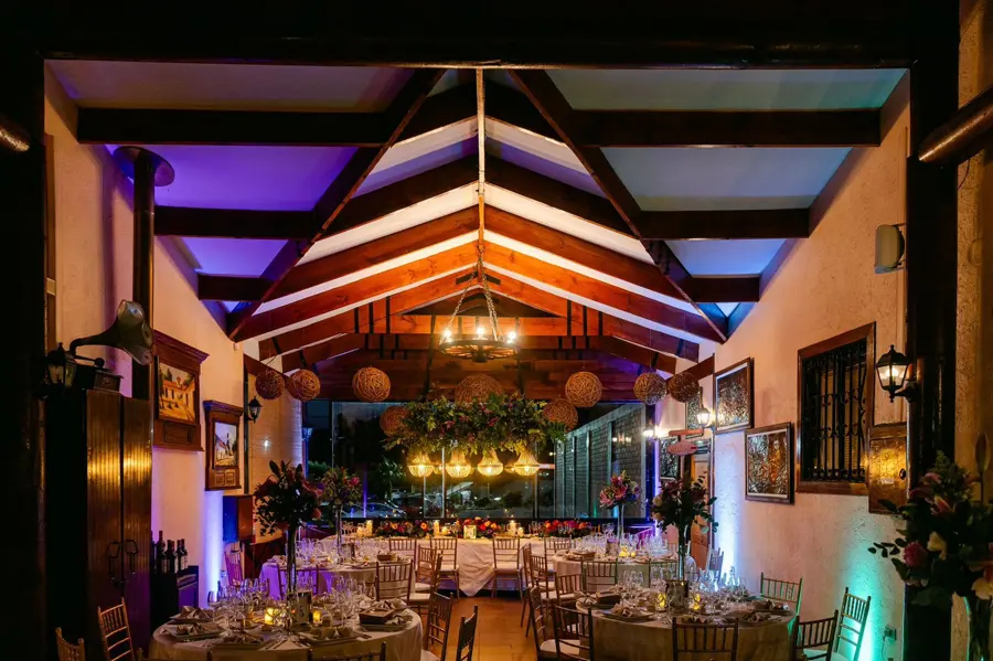 Salón iluminado de noche