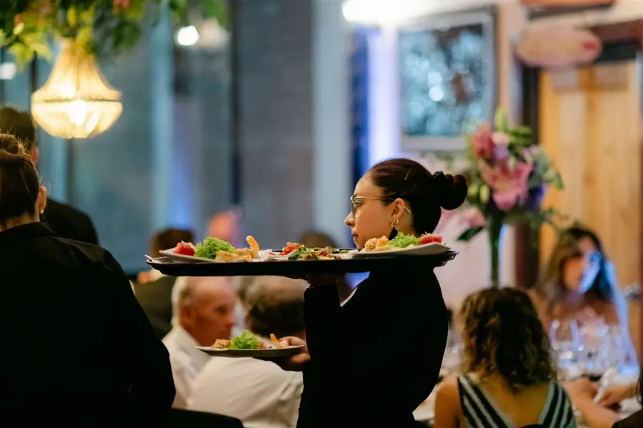 Servicio de garzones en evento